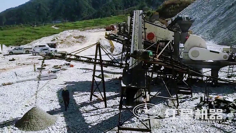 山東濟寧時產300噸移動錘式破碎機生產線現場視頻